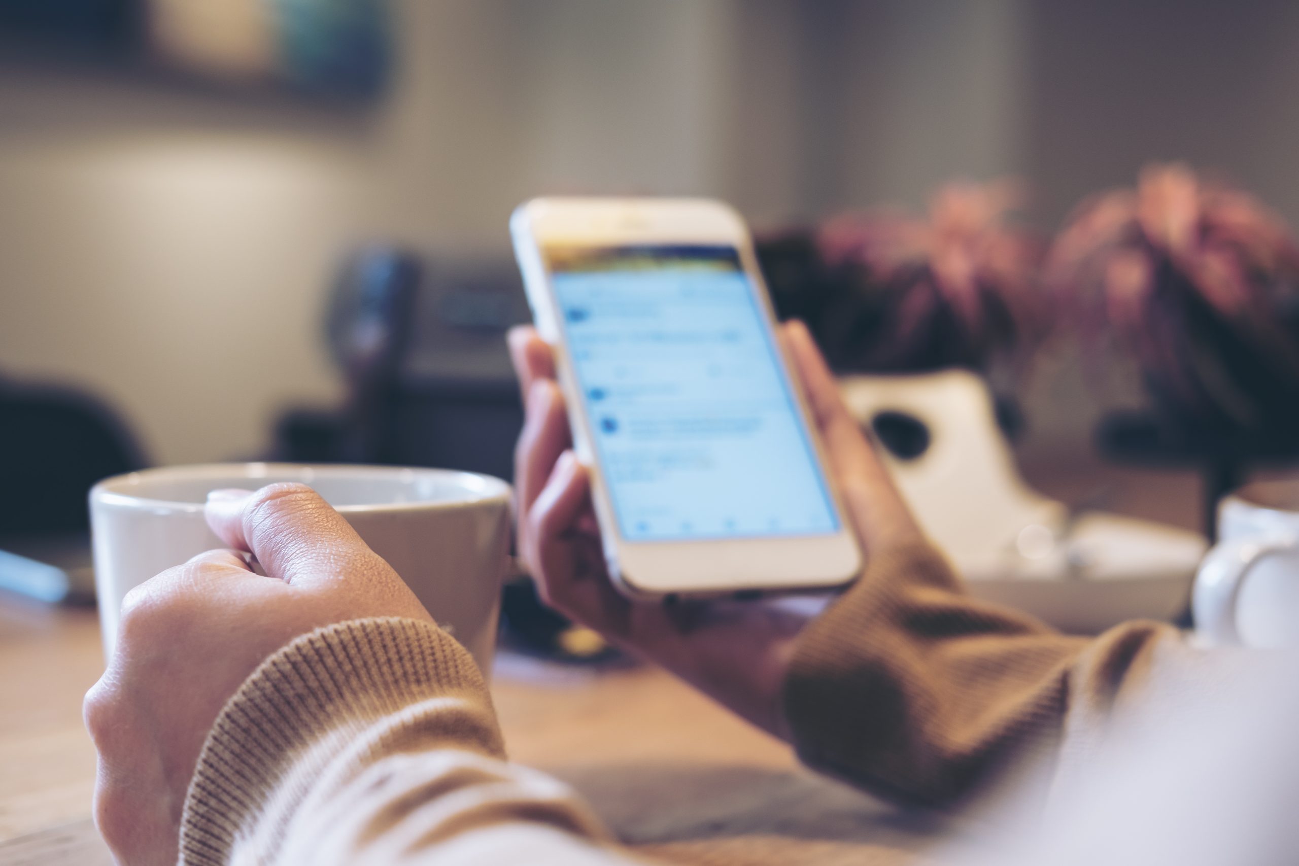 Kündigung wegen Social Media: Die fünf häufigsten Fallgruppen, die rechtliche Grenze zur Meinungsfreiheit und was Du nach einer Abmahnung tun kannst.