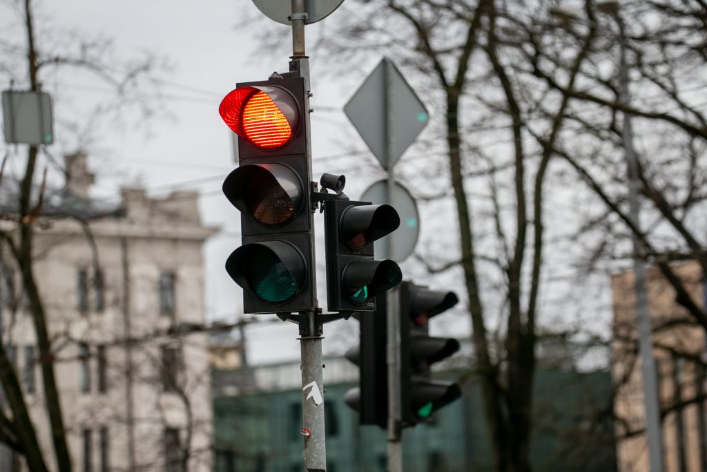 Rote Ampel überfahren: Einfacher vs. qualifizierter Rotlichtverstoß, die 1-Sekunden-Grenze, Bußgeld und Fahrverbot – plus Verteidigungsansätze.