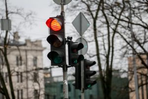 Rote Ampel überfahren: Einfacher vs. qualifizierter Rotlichtverstoß, die 1-Sekunden-Grenze, Bußgeld und Fahrverbot – plus Verteidigungsansätze.