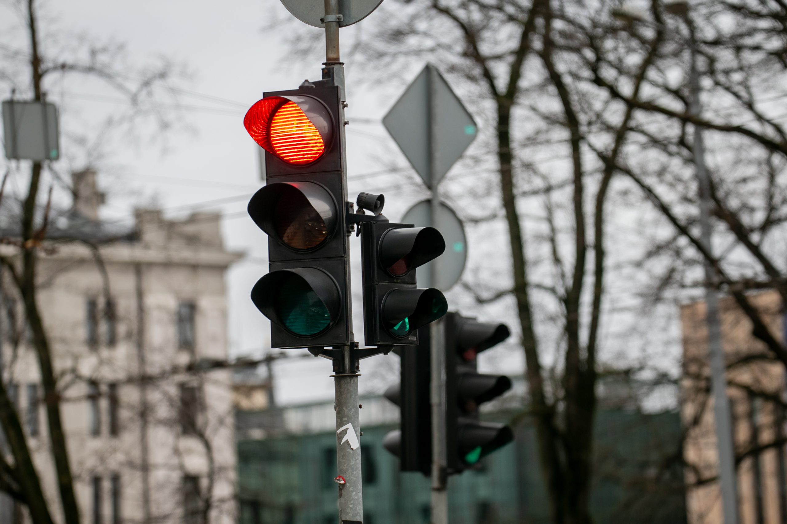 Rote Ampel überfahren: Einfacher vs. qualifizierter Rotlichtverstoß, die 1-Sekunden-Grenze, Bußgeld und Fahrverbot – plus Verteidigungsansätze.