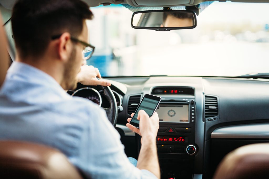 Handy am Steuer kostet 128,50 Euro und 1 Punkt, mit Gefährdung sogar Fahrverbot. Beweislage, Verteidigungsansätze und wann sich der Einspruch lohnt.