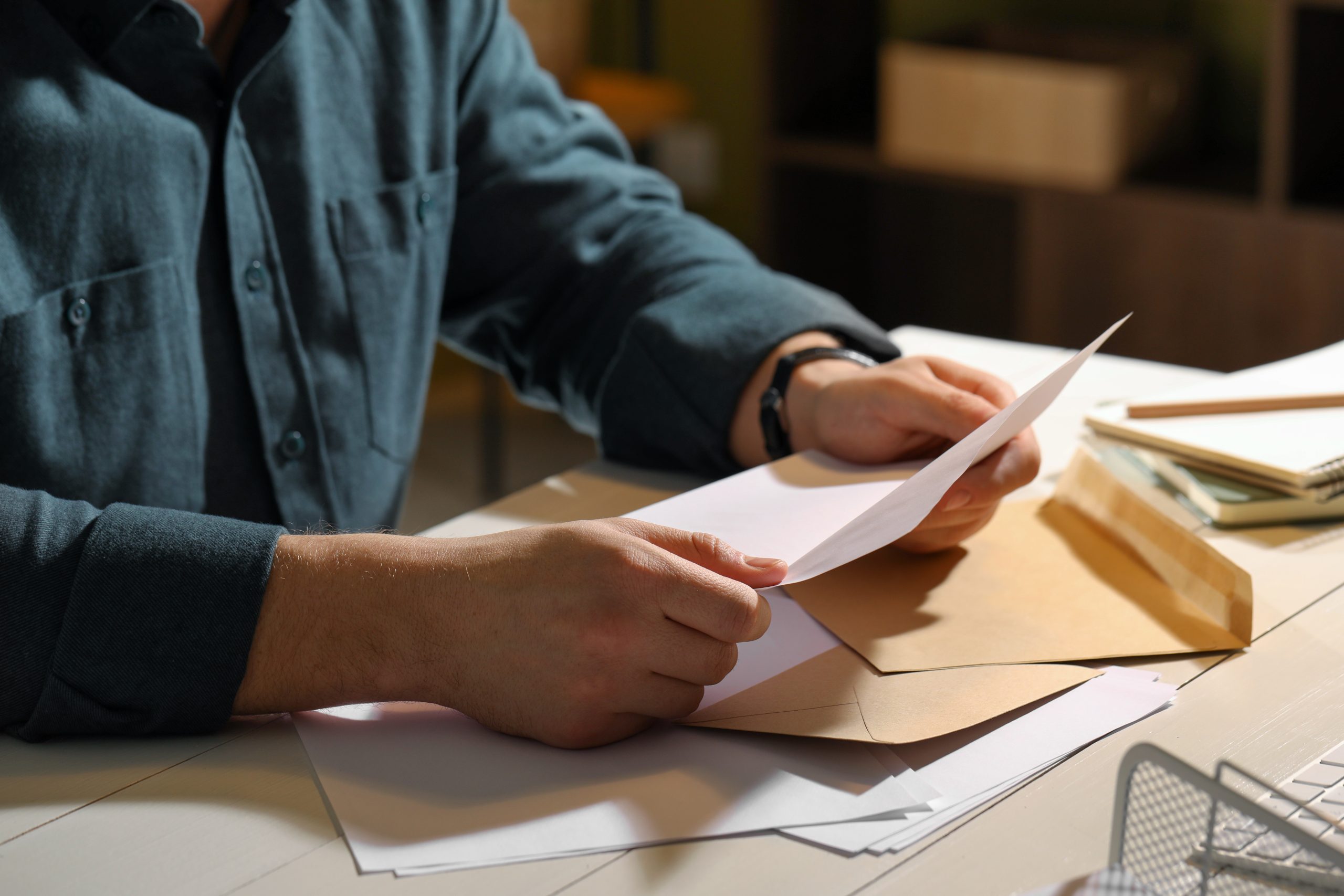 Anhörungsbogen erhalten: Pflichtangaben, Schweigerecht und die 3 häufigsten Fehler beim Ausfüllen. Voreilige Geständnisse, ignorieren und Falschangaben.